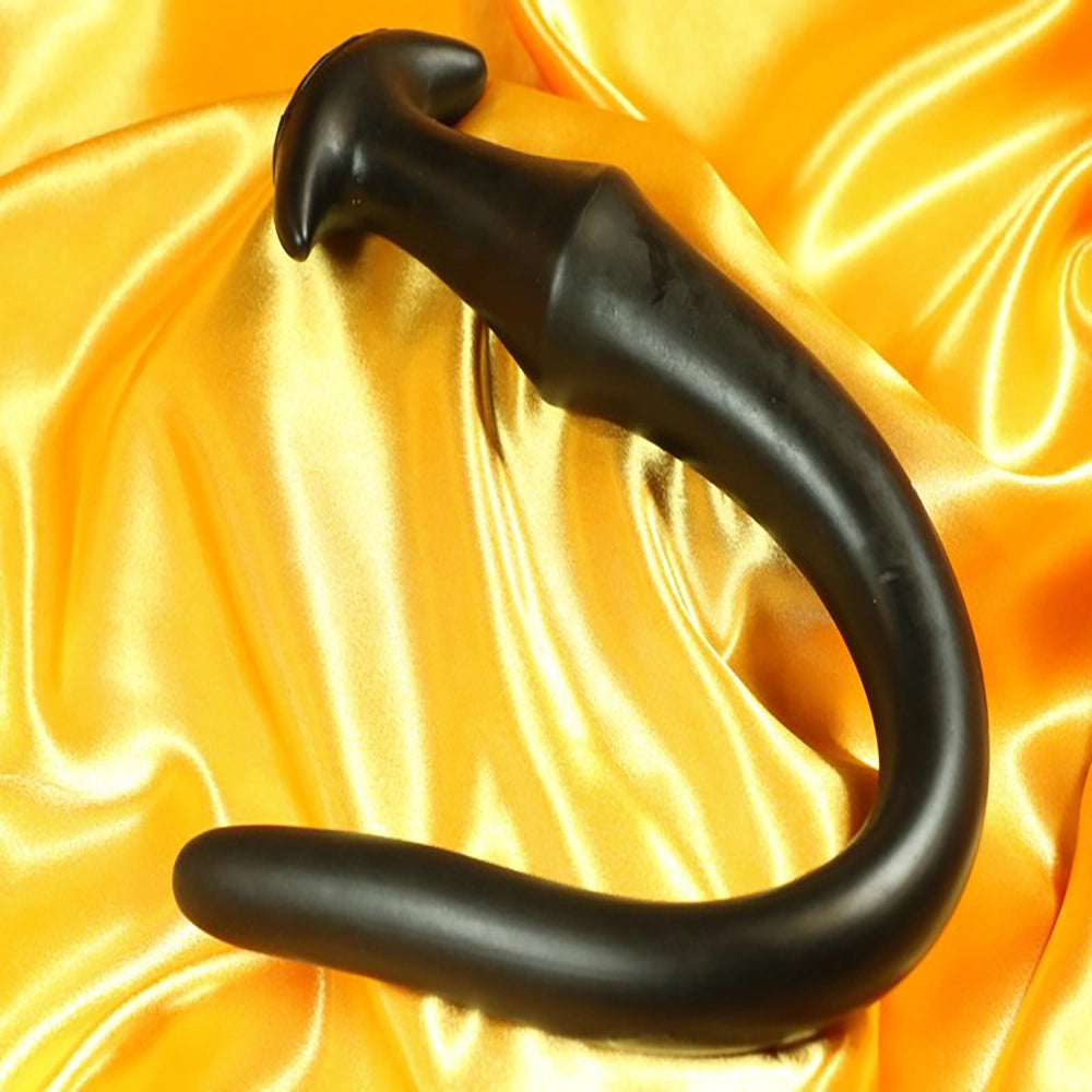 Lång Analplugg Mjuk Silikon med Ankarfot – Large (51 cm) Svart, böjd form med stabil ankarfot på gyllene satin från Chambers of Love