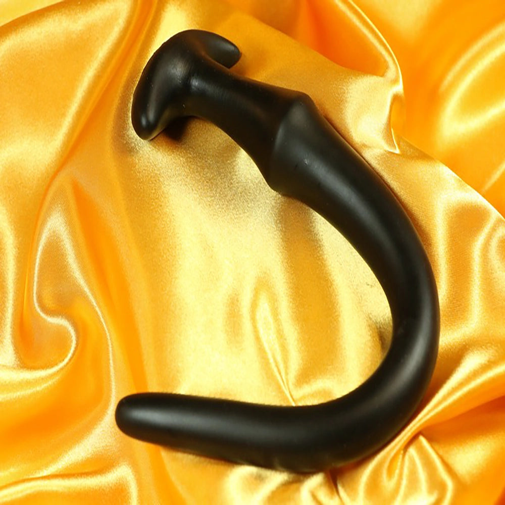 Lång Analplugg Mjuk Silikon med Ankarfot – Small (30 cm) Svart, böjd form med stabil ankarfot på gyllene satin från Chambers of Love