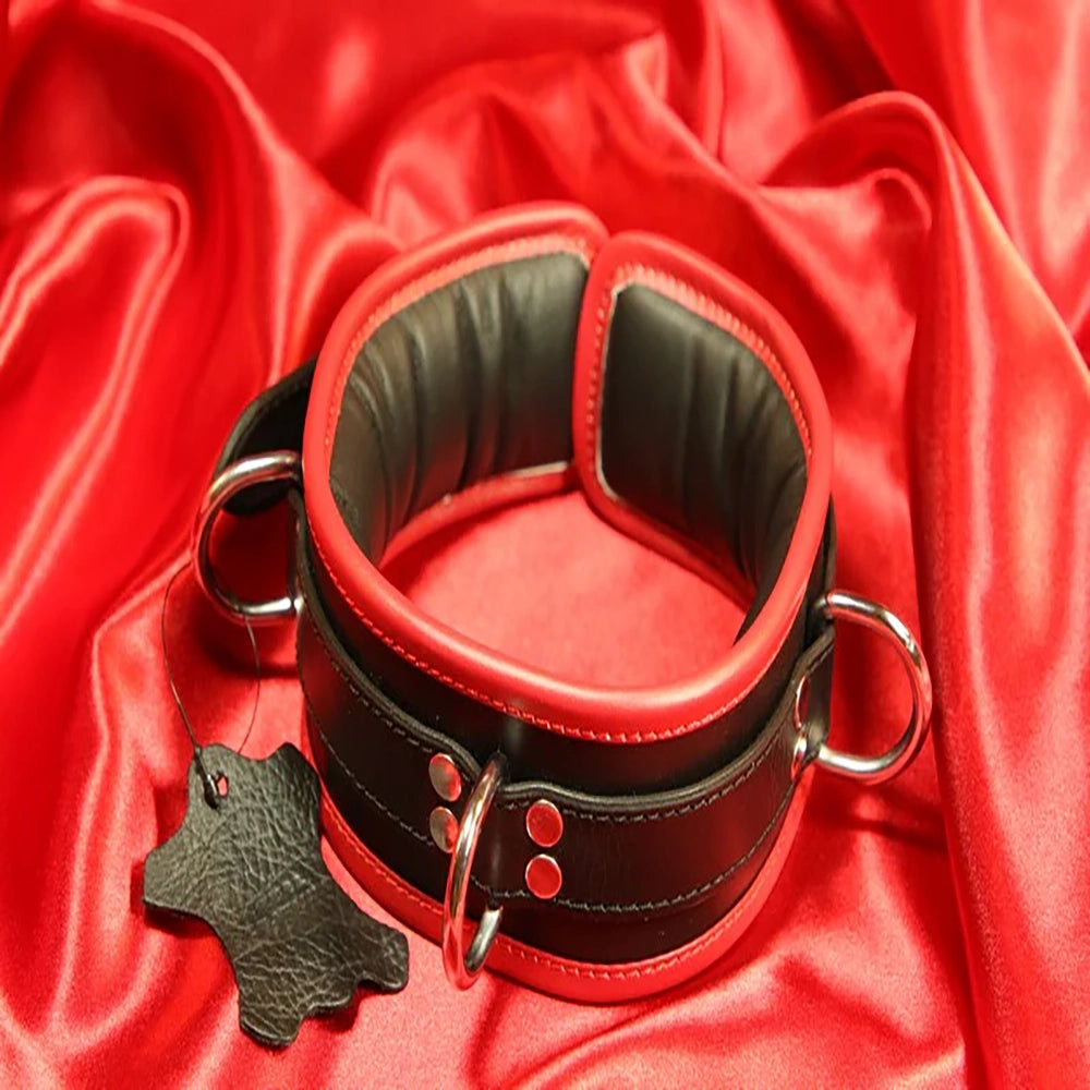 Låsbar Svart BDSM Lädercollar med 3 D-ringar och röd kant från Chambers of Love