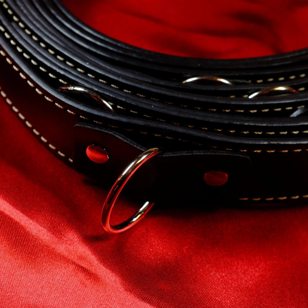 PU-läder bondage rem närbild – nitad D-ring och dubbel söm detalj – svart bondage rem för BDSM fixering från Chambers of Love sortiment