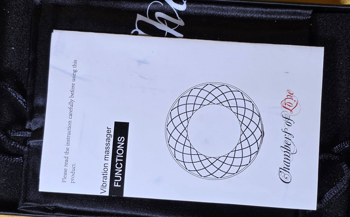 Öppen svart presentask med penisring med 10 vibrationer och tillbehör från Chambers of Love