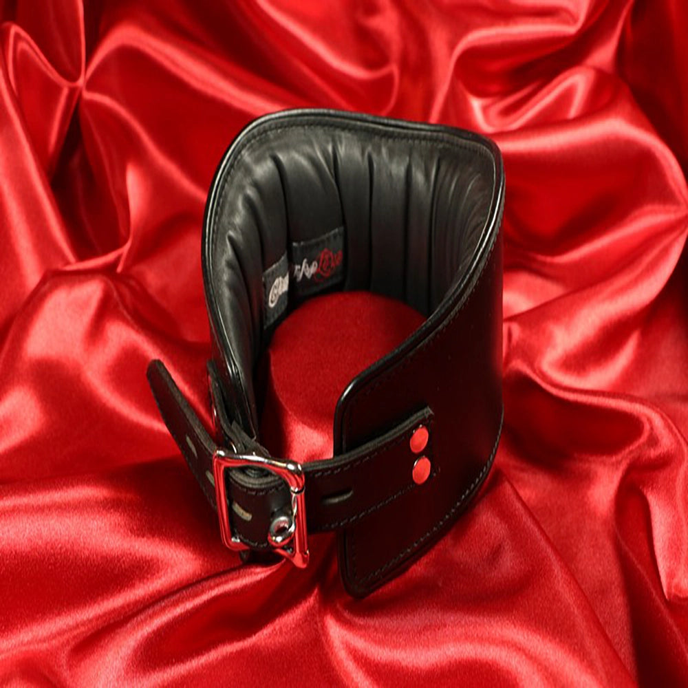 BDSM posture läderhalskrage o-ring svart kant bakifrån produktbild från Chambers of Love