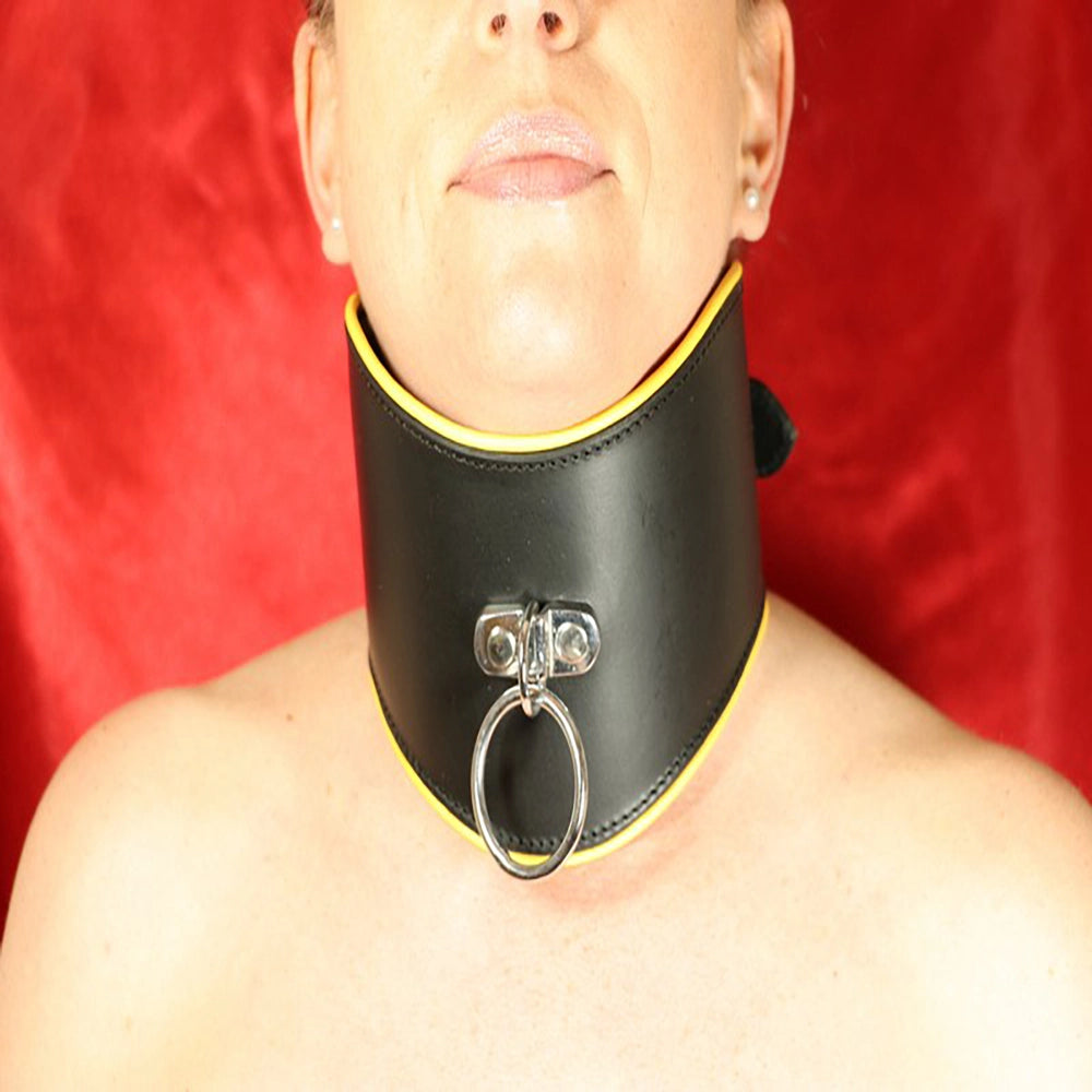 BDSM posture läderhalskrage o-ring gul kant på modell framifrån från Chambers of Love