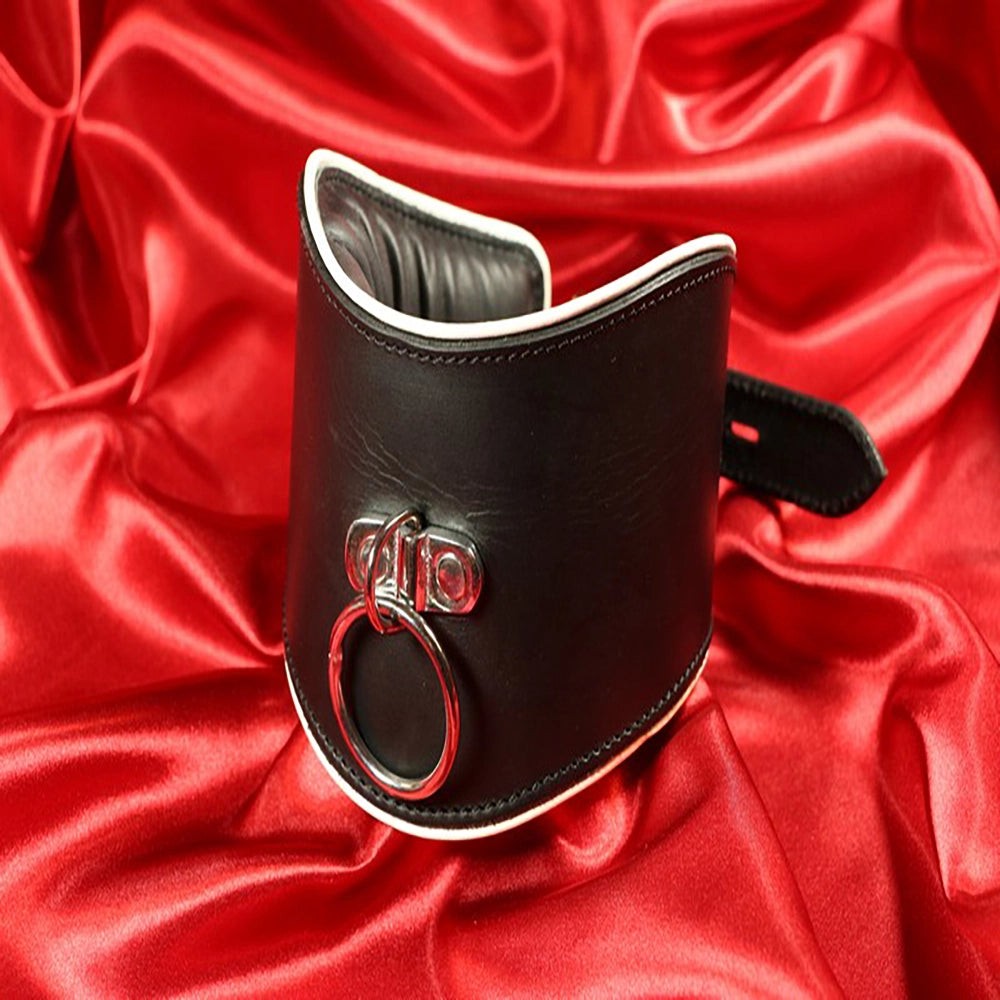 BDSM posture läderhalskrage o-ring vit kant framifrån produktbild från Chambers of Love