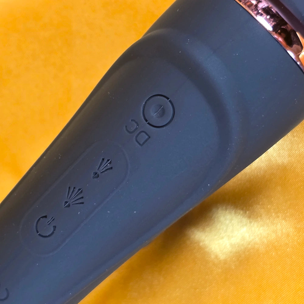 Rabbit Wand Dildo Vibrator – närbild på USB-laddnings port för enkel uppladdning från Chambers of Love