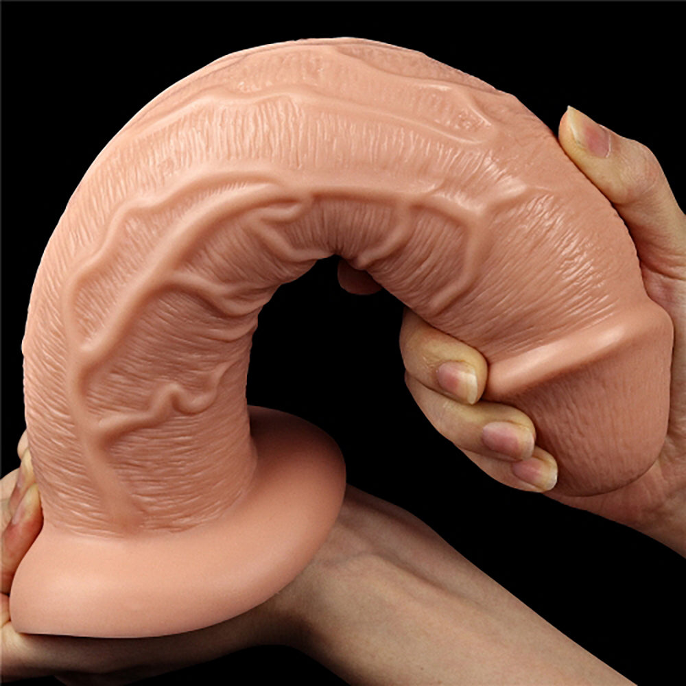 Realistisk lång rak dildo 28 cm extrem flexibilitet visas med två händer – mjukt böjbart material, hud färg från Chambers of Love sortiment