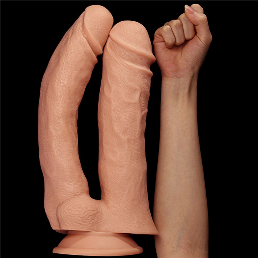 Dubbel dildo LoveToy Legendary Mega Double Dildo 30-33 cm storleksjämförelse med en under arm från Chambers of Love sortiment.