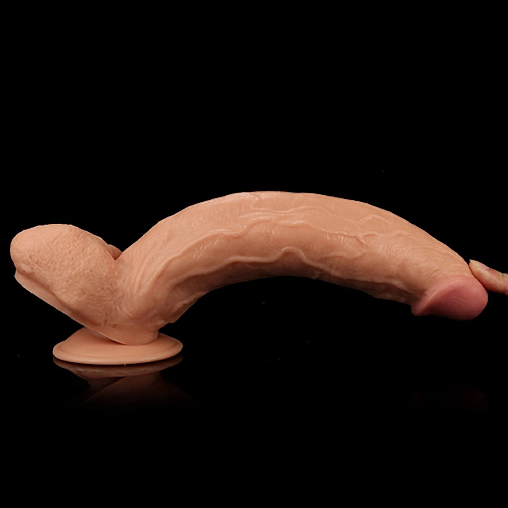 XXL king dildo hudfärgad böjlig LoveToy flexibel PVC sugpropp 28 cm från Chambers of Love