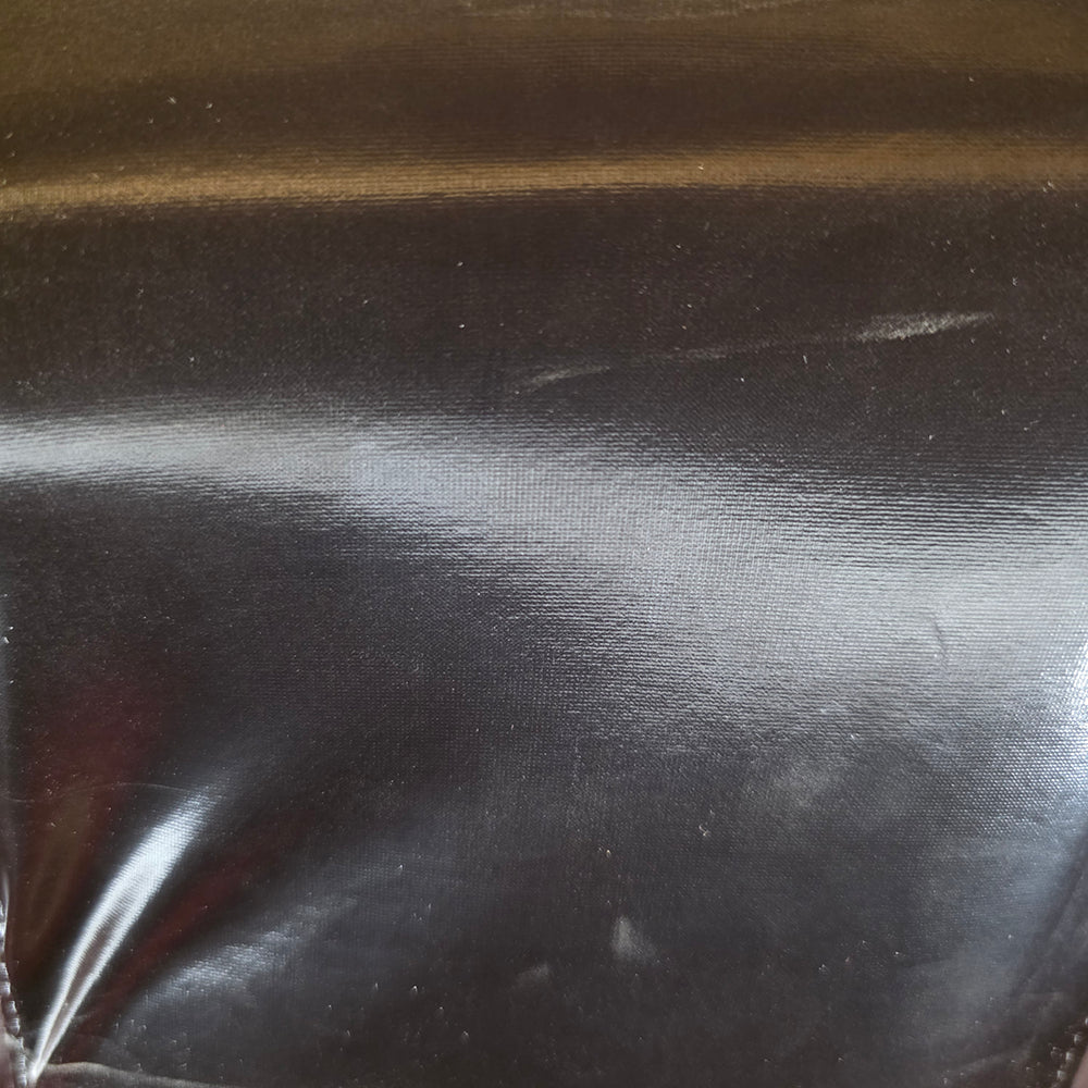 Detaljbild: satin-PVC-material på svart klänning – Chambers of Love