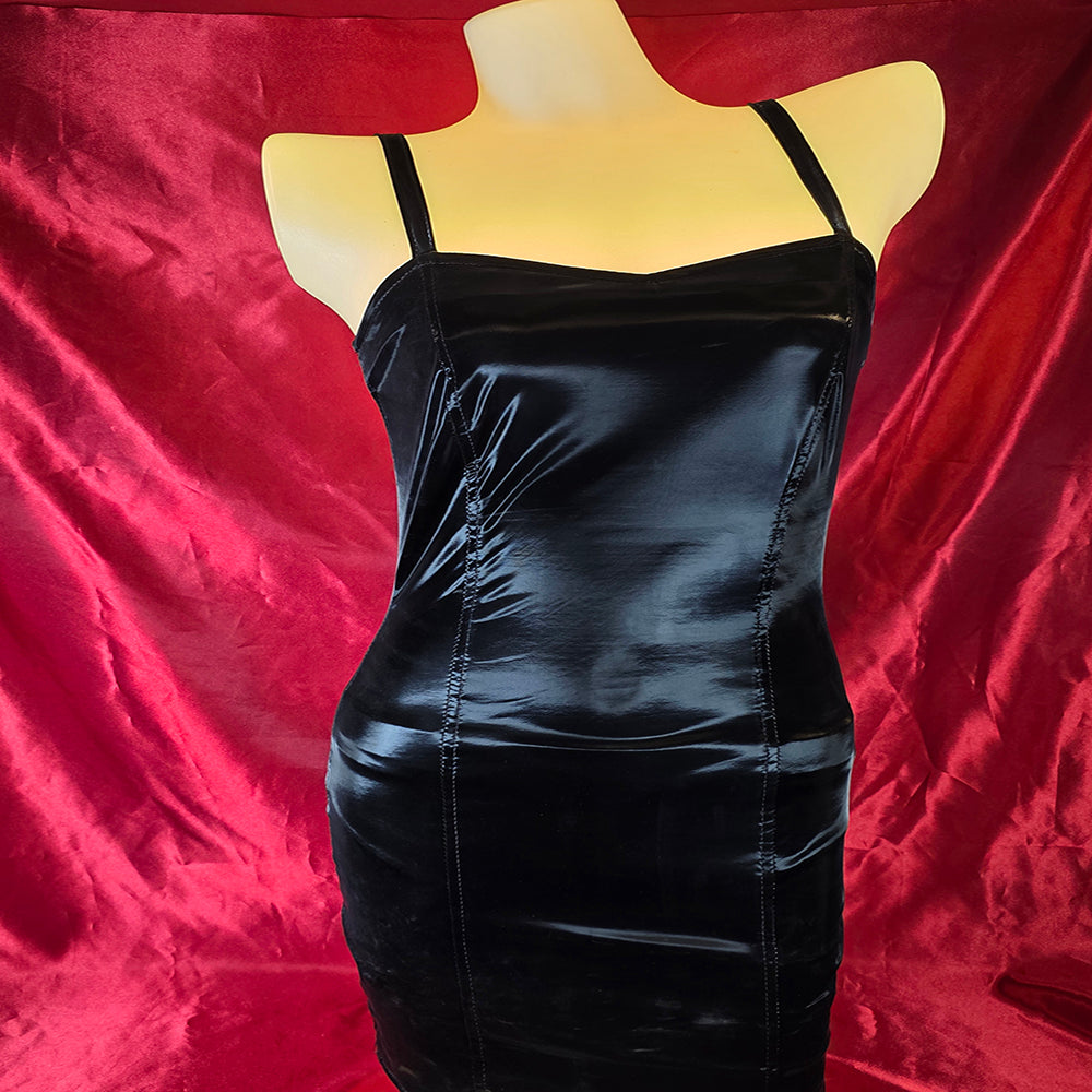 Svart satin-PVC-klänning med glansig finish – Chambers of Love