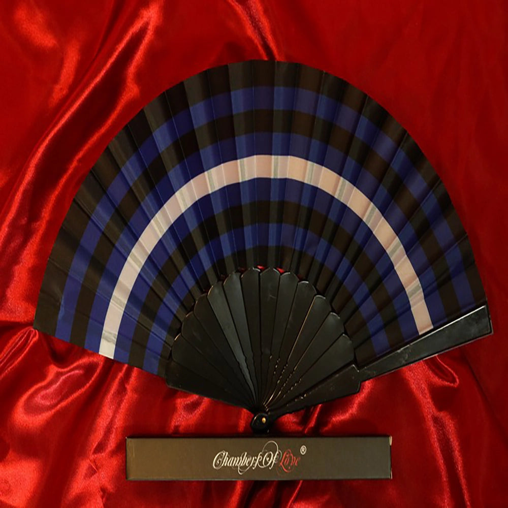 Solfjäder Fetishflagga svart blå randig handfläkt 42 cm pride från Chambers of Love