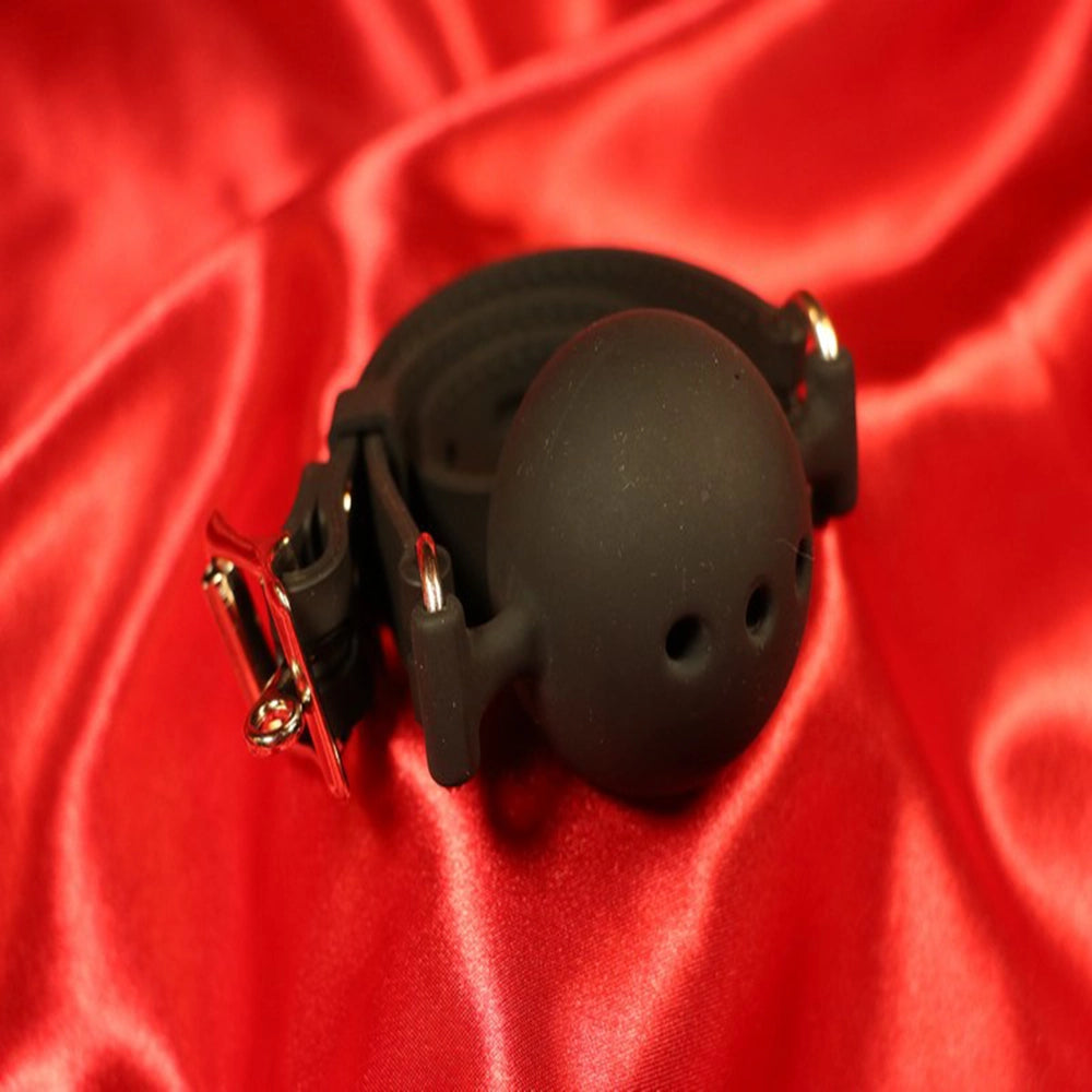 Andningsbar silikon boll gag i storlek L och svart färg från Chambers of Love för BDSM och bondage
