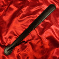 BDSM Batong med stålfjäder från Chambers of Love i svart PU