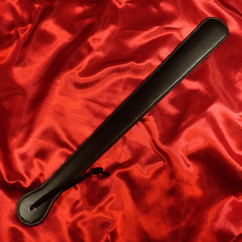 BDSM Batong med stålfjäder från Chambers of Love i svart PU