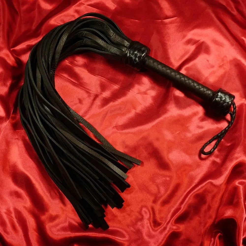 36-svansad läder flogger i svart äkta läder med handflätat handtag från Chambers of Love
