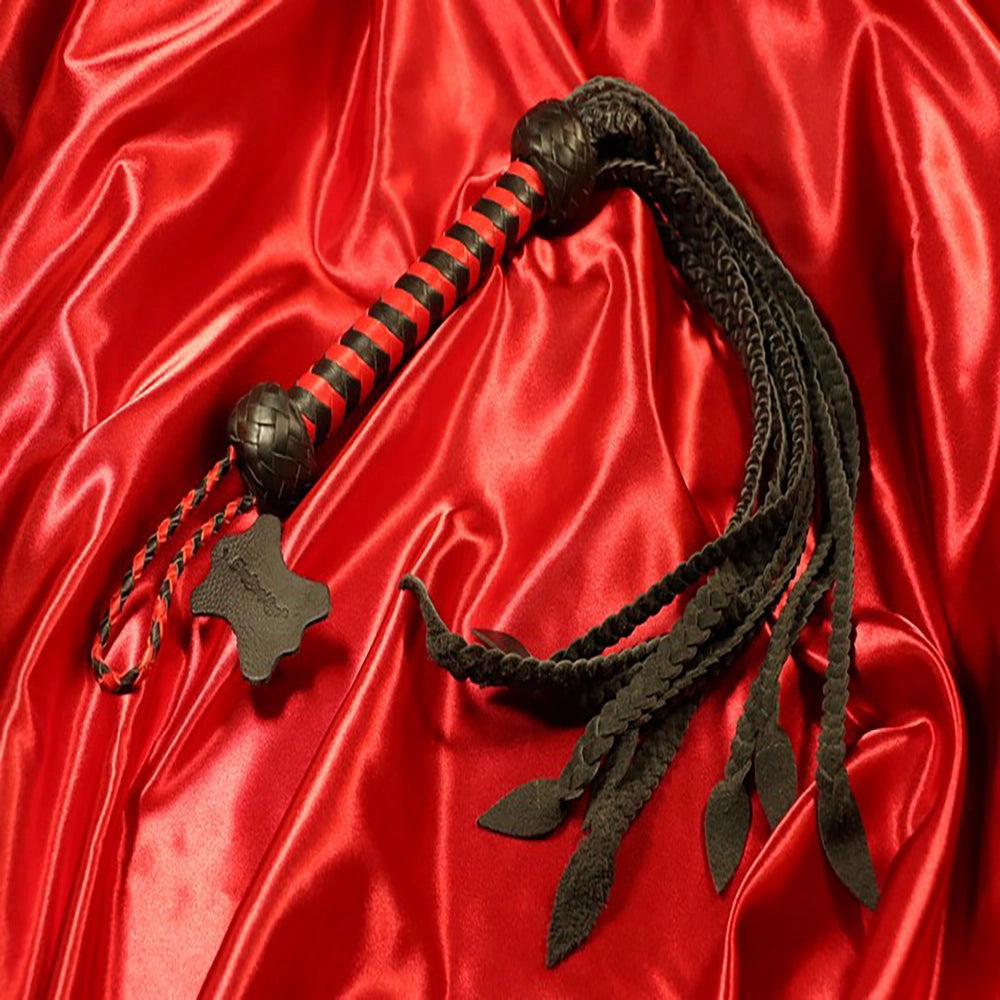 Genuin Flätad 9-Svansad flogger i rött och svart äkta läder från Chambers of Love