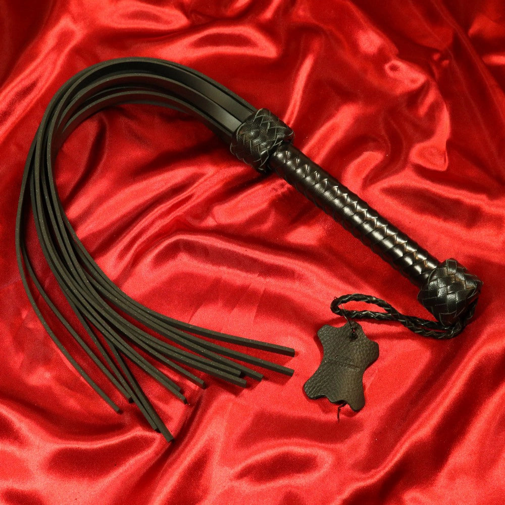 12-svansad gummi flogger svart industrigummi med läderlindat handtag från Chambers of Love
