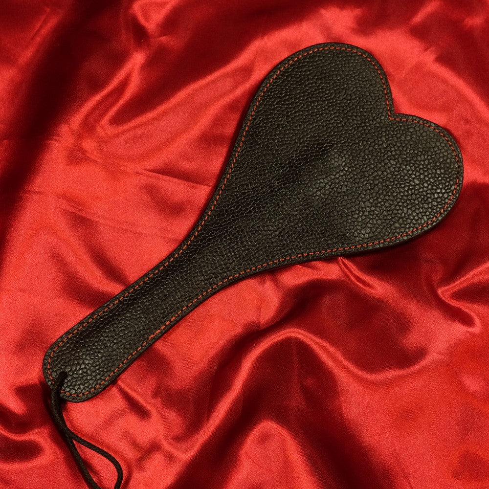 Hjärtformad BDSM läderpaddel framsida svart med röda sömmar från Chambers of Love