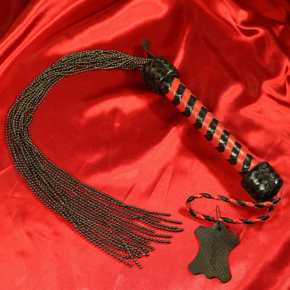 Kedja flogger i rött och svart med flätat läderhandtag från Chambers of Love