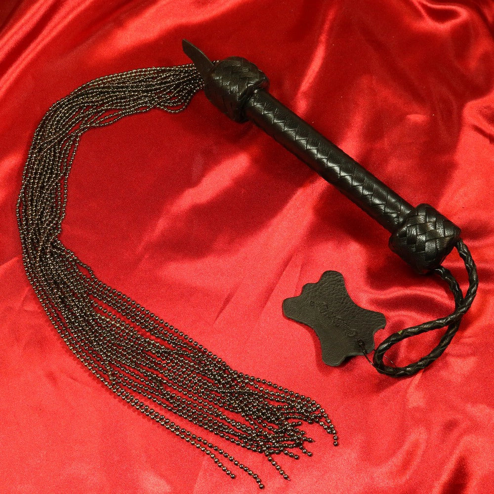 Kedja flogger i svart med flätat läderhandtag från Chambers of Love
