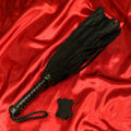 Kort Shaman flogger svart med mockaläder och fuskpäls från Chambers of Love