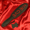 BDSM läderpaddel BAD BOY svart med röd inskription från Chambers of Love