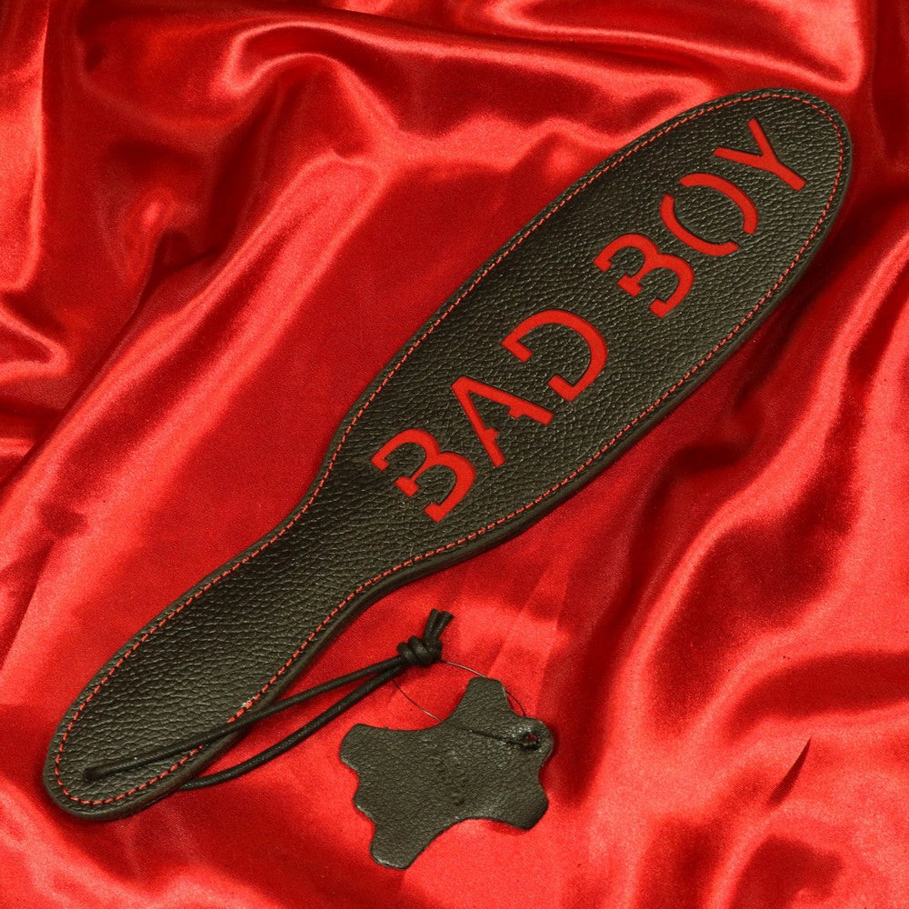 BDSM läderpaddel BAD BOY svart med röd inskription från Chambers of Love
