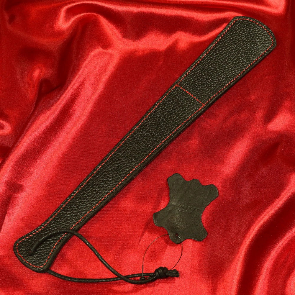 BDSM läderpaddel Dubbel Slag framsida svart med röd söm från Chambers of Love