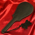 BDSM läderpaddel GITARREN svart med röd söm från Chambers of Love