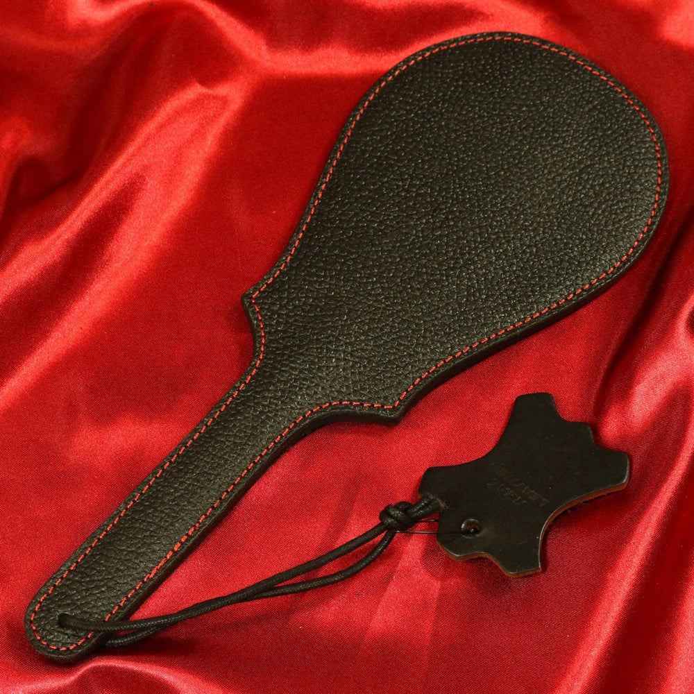 BDSM läderpaddel GITARREN svart med röd söm från Chambers of Love