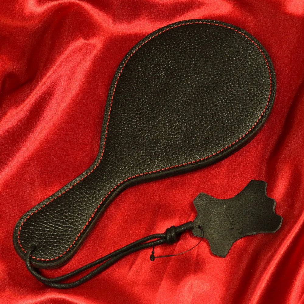 BDSM läderpaddel PING PONG svart med röda söm från Chambers of Love
