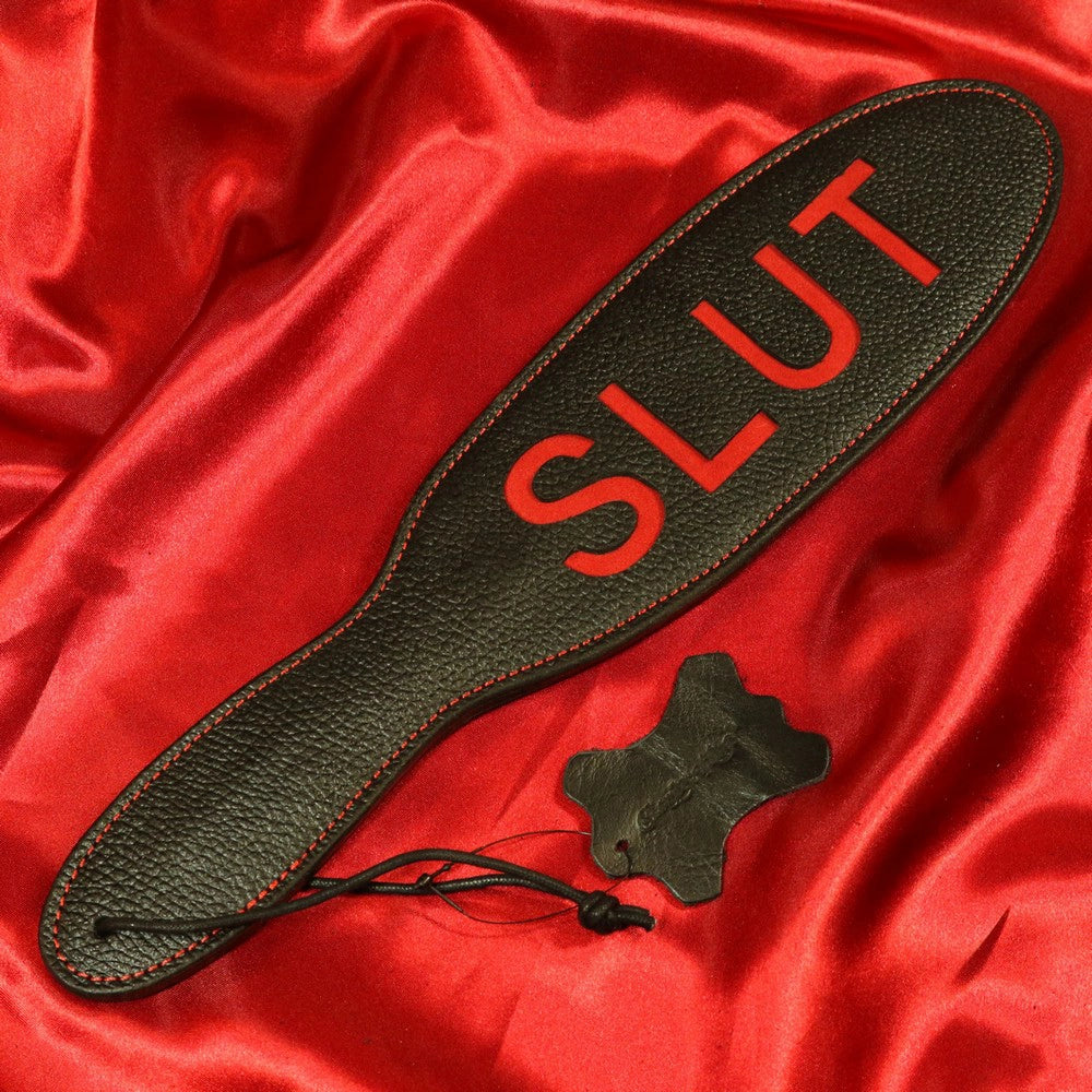 BDSM läderpaddel SLUT svart med röd inskription från Chambers of Love