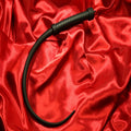 Lång svart silikonpiska single tail konisk från Chambers of Love – premium BDSM piska med flexibel avsmalnande svans för intensiv impact sessioner