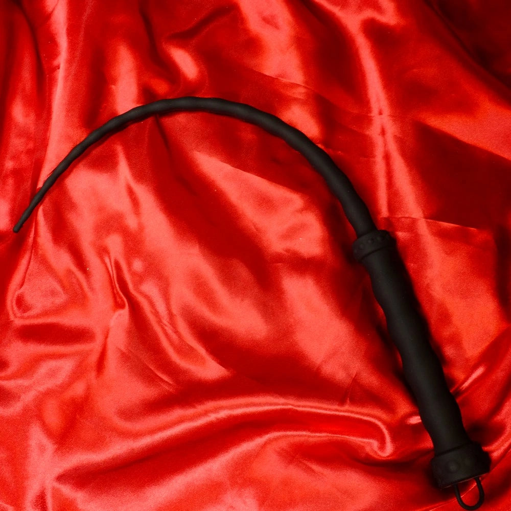 Lång svart silikonpiska single tail med kulor från Chambers of Love – premium BDSM piska med rundade kulor för varierad stimulans och intensiva sessioner