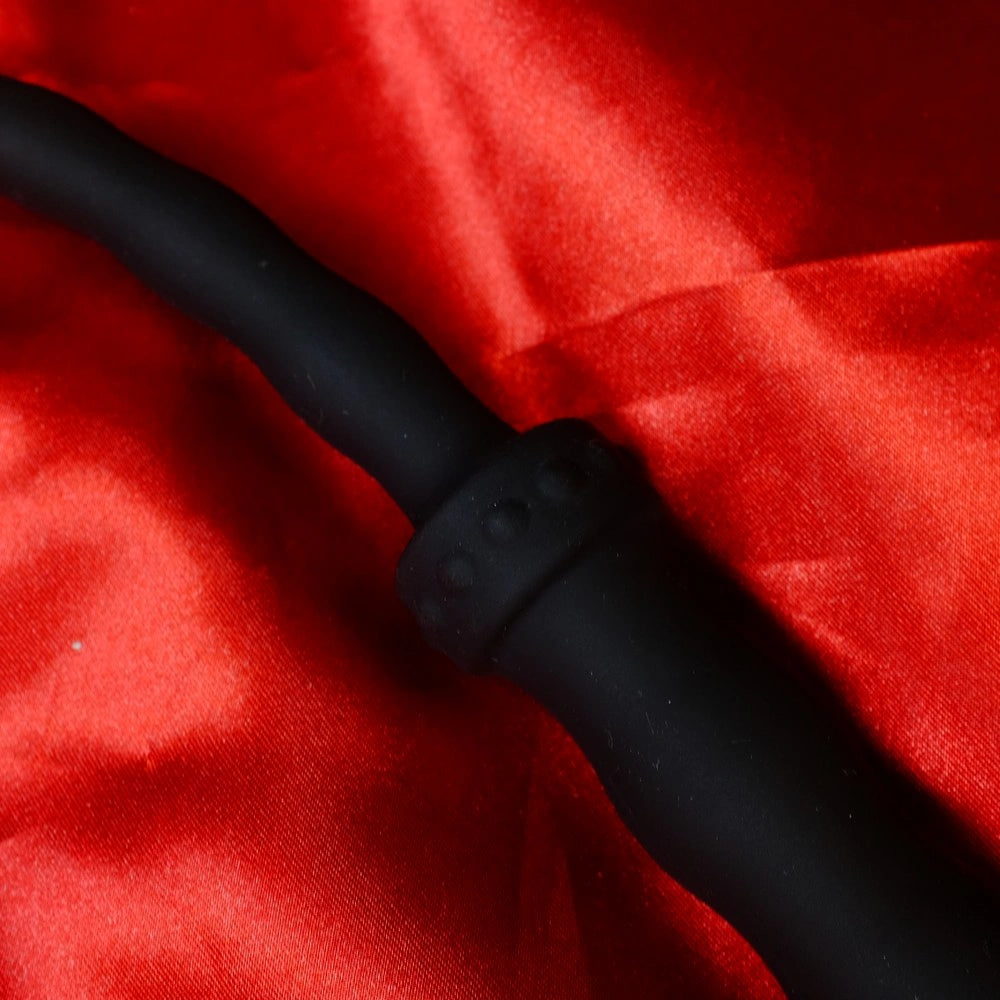 Detaljbild av svart silikonpiska single tail med kulor handtag från Chambers of Love – texturerad grepp med ergonomisk design för säker kontroll