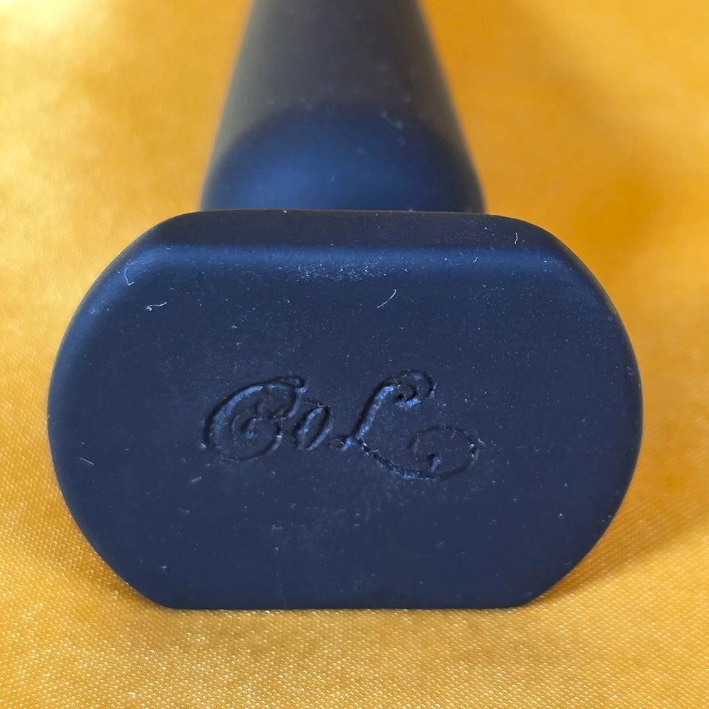 Mini analplug med Chambers of Love logotyp – liten svart silikon analplug för nybörjare med smal spets och bredd bas från Chambers of Love
