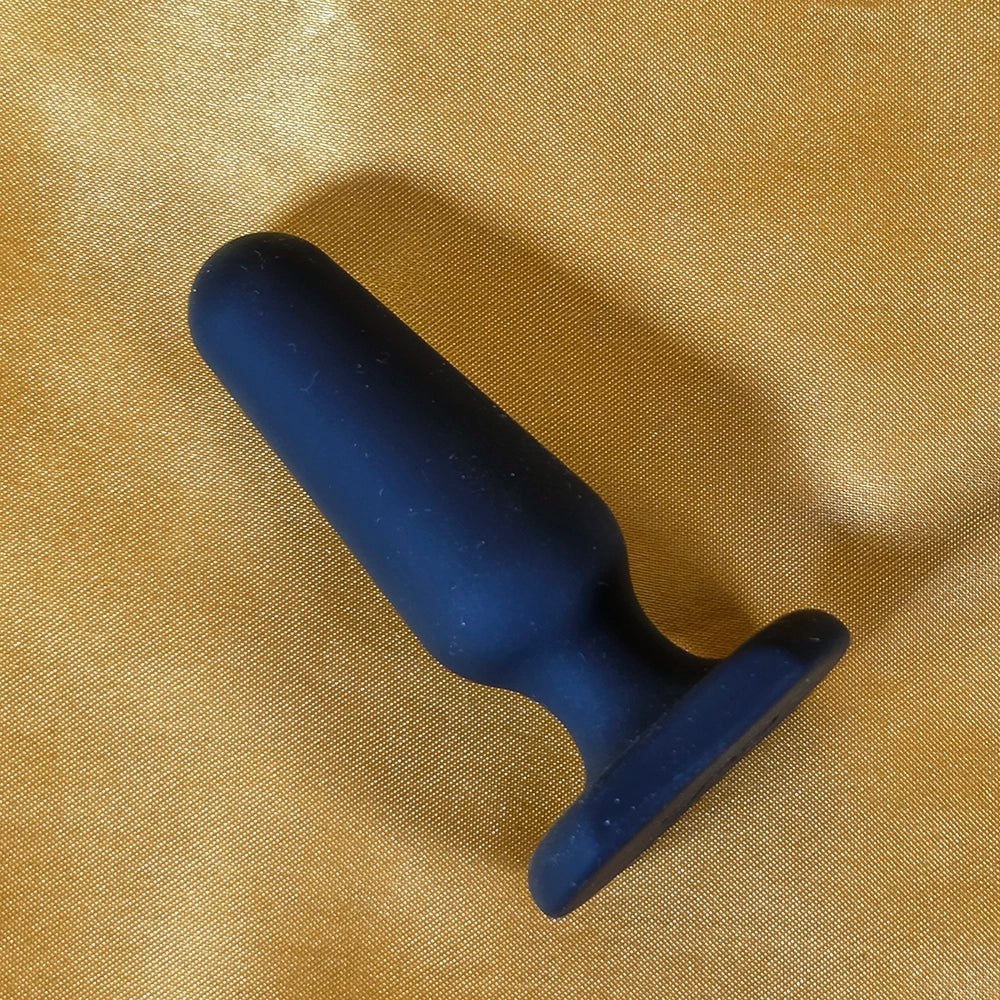 Mini analplug liggande på sida – liten silikon analpropp med rundad bas för bekväm långvarig användning från Chambers of Love