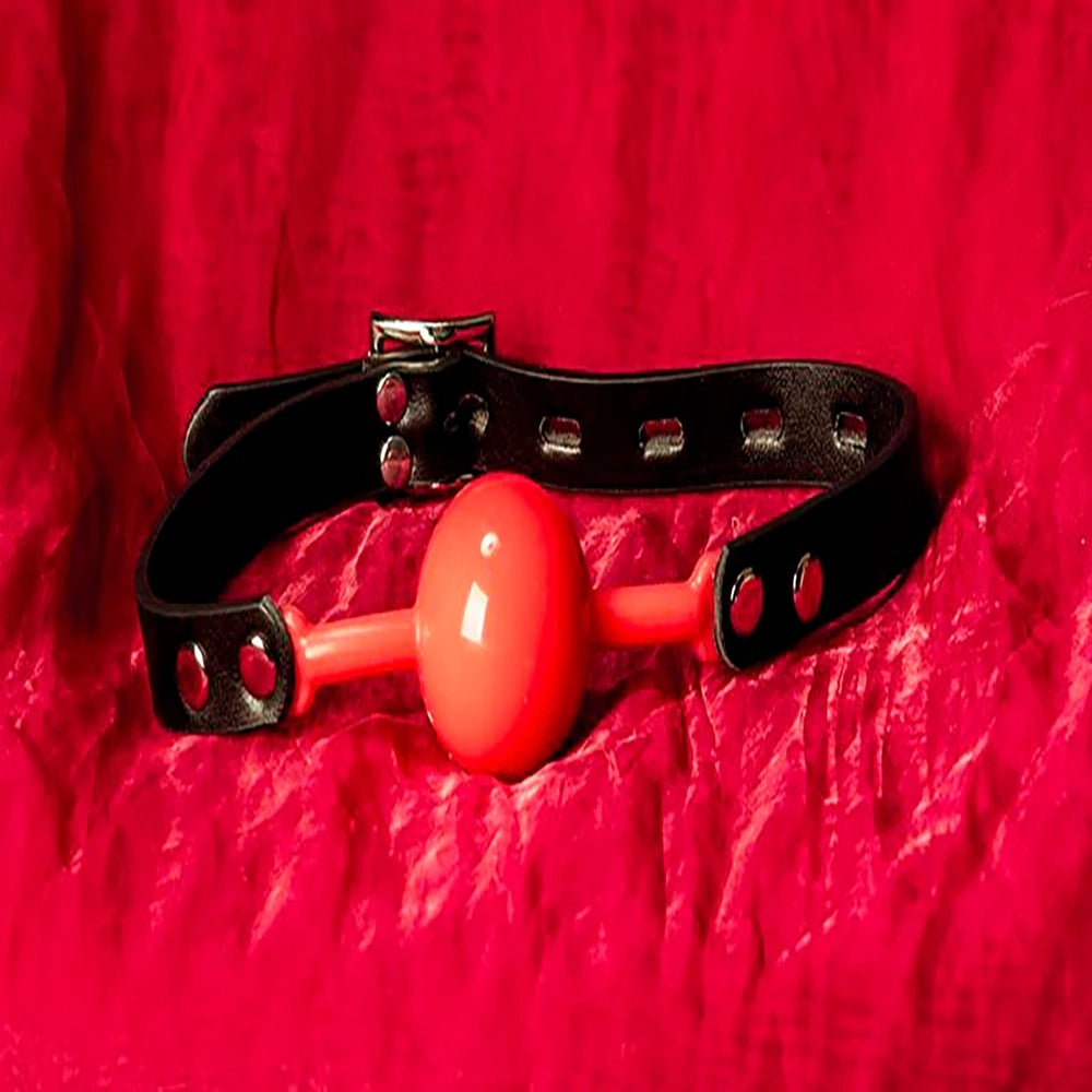 Silikon Ball Gag röd med 40 mm boll, justerbara PU-remmar och låsbar funktion hos Chambers of Love