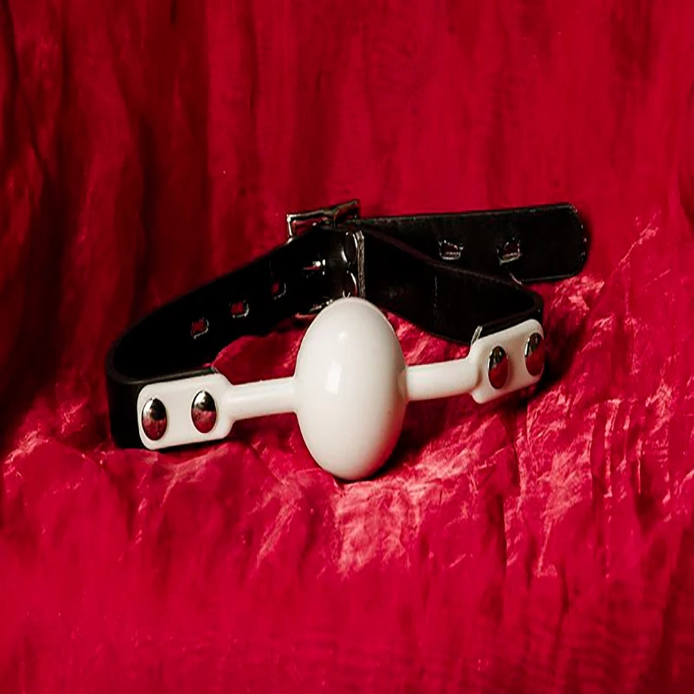 Silikon Ball Gag vit med 40 mm boll, justerbara PU-remmar och låsbar funktion hos Chambers of Love