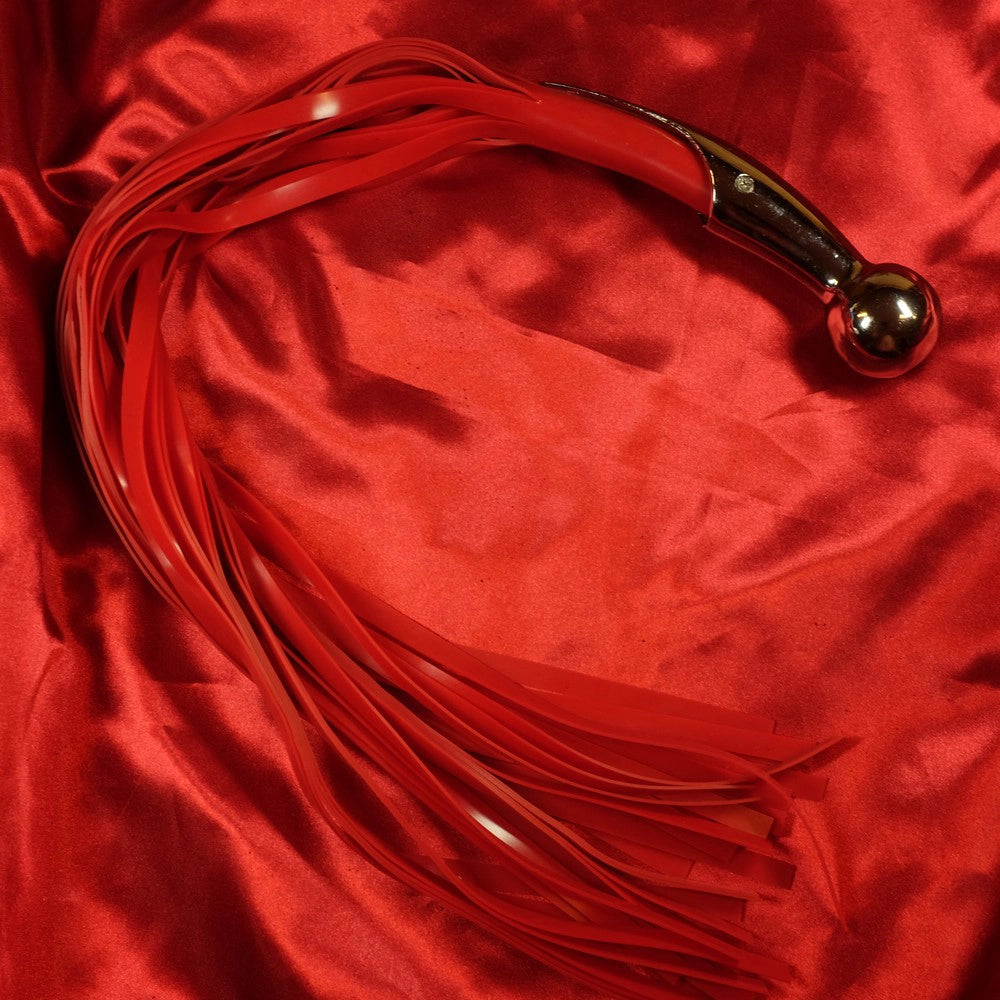 Silikon flogger Silverkulan från Chambers of Love – 36 röda silikonsvansar med handtag i rostfritt stål för intensiva BDSM-sessioner