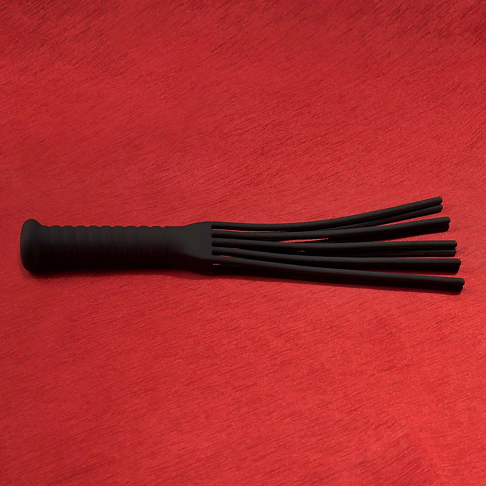 Silikon flogger 10 svansar från Chambers of Love – tung BDSM-impact flogger med 10 silikonsvansar för kontrollerad och intensiv impact play