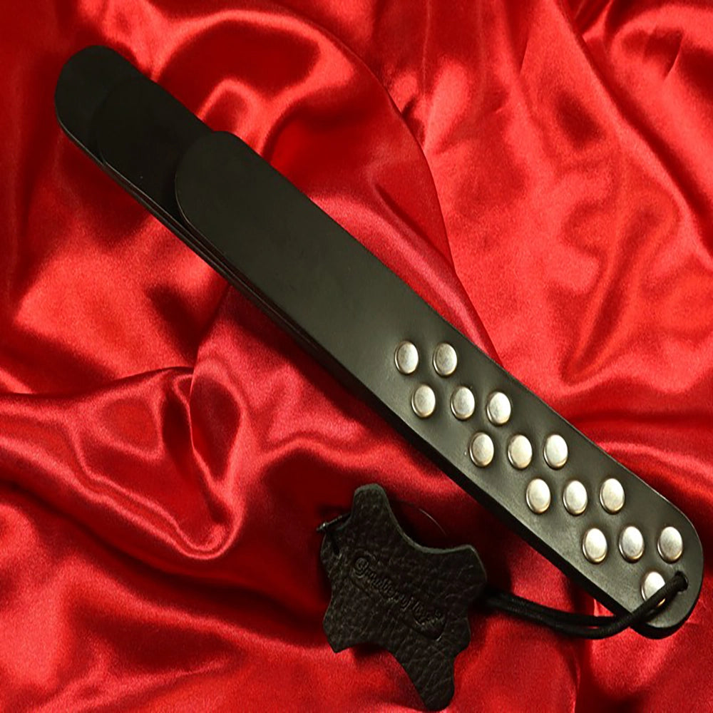 Tre-Svansad BDSM Slapper svart läder med rostfritt stål nitar från Chambers of Love